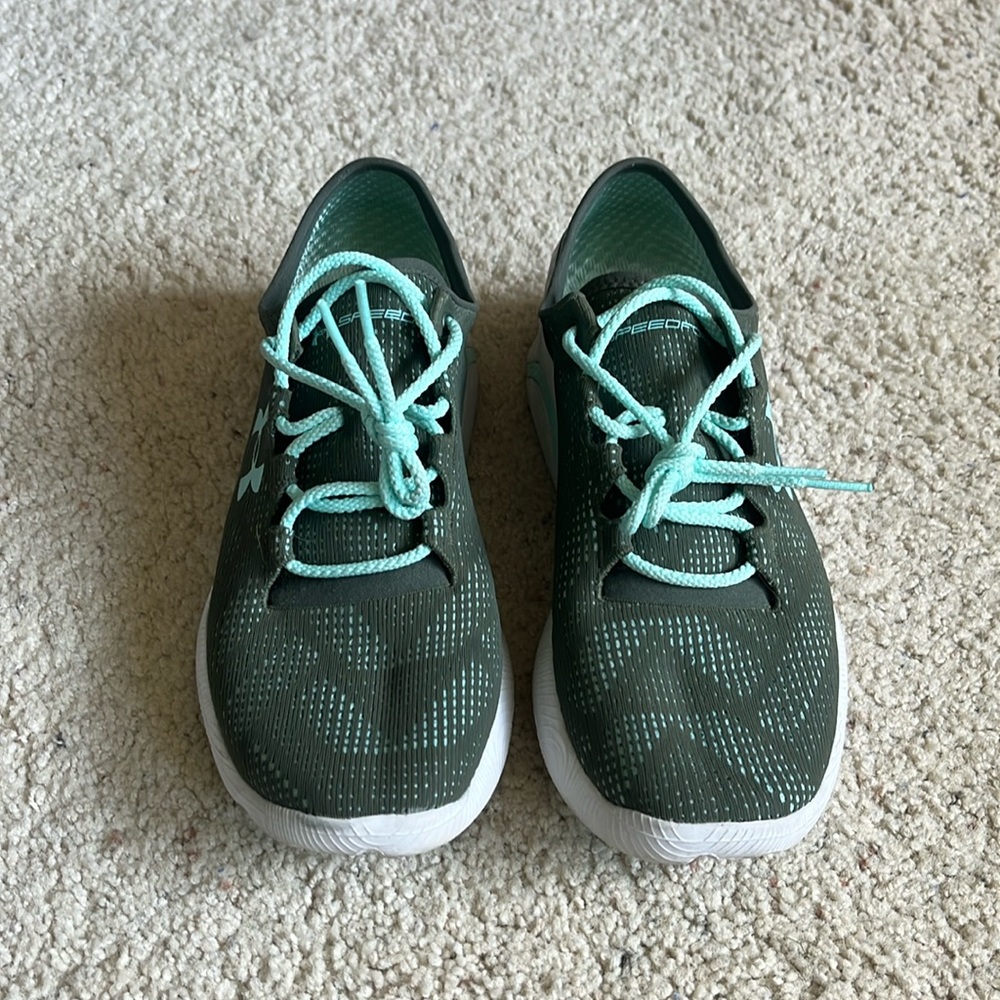 Women’s UA shoes